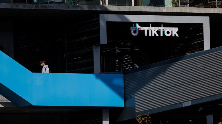 A person arrives at the offices of Tik Tok after the U.S. House of Representatives overwhelmingly passed a bill that would give TikTok's Chinese owner ByteDance about six months to divest the U.S. assets of the short-video app or face a ban, in Culver City, California, U.S., March 13, 2024.  REUTERS/Mike Blake


