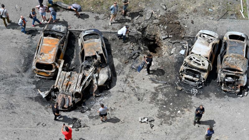 Analysis: Tide turns in the Ukraine war as Russia makes progress in the east | CNN - NewsOpener