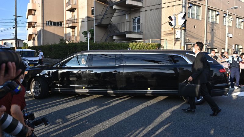 Body of assassinated former Japanese leader Shinzo Abe arrives back in Tokyo, as police question suspected gunman | CNN - NewsOpener