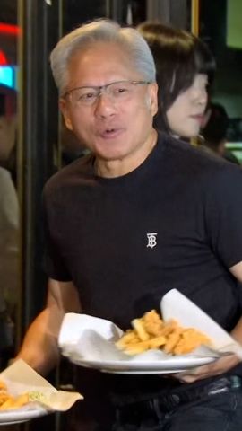 VRTC_20251031HK_Nvidia_Jensen_Huang_Seoul_Fried_Chicken.00_00_35_08.Still003.jpg