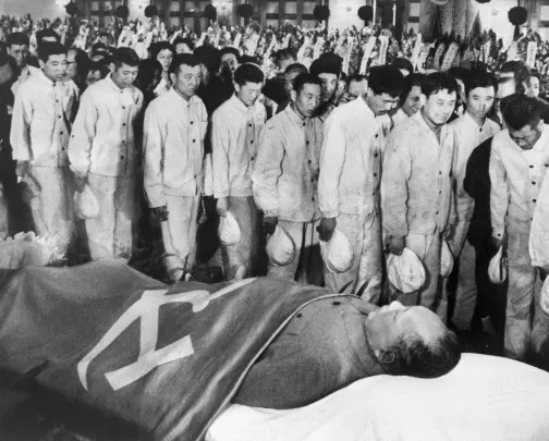 A line of Chinese proletarian workers pays homage to the body of Chairman Mao in Beijing in 1976.