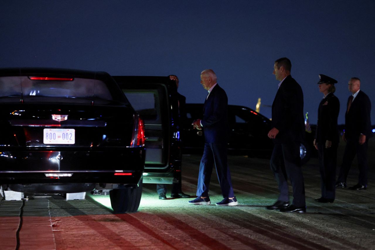 Başkan Joe Biden, 14 Temmuz'da Maryland'deki Joint Base Andrews'a vardığında Air Force One'dan inip başkanlık limuzinine biniyor.