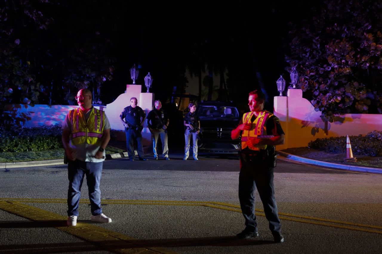 Secret Service and Palm Beach police are seen in front of the home of former President Donald Trump at Mar-A-Lago on August 8, 2022.