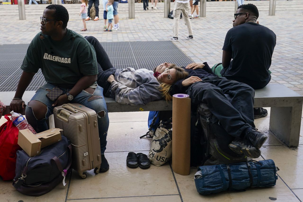 Les voyageurs se reposent à l'extérieur de la gare de Bordeaux Saint-Jean à Bordeaux, en France. 