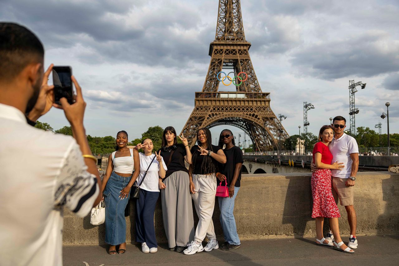 Asking someone to take a photo for you? Say "bonjour" first. 