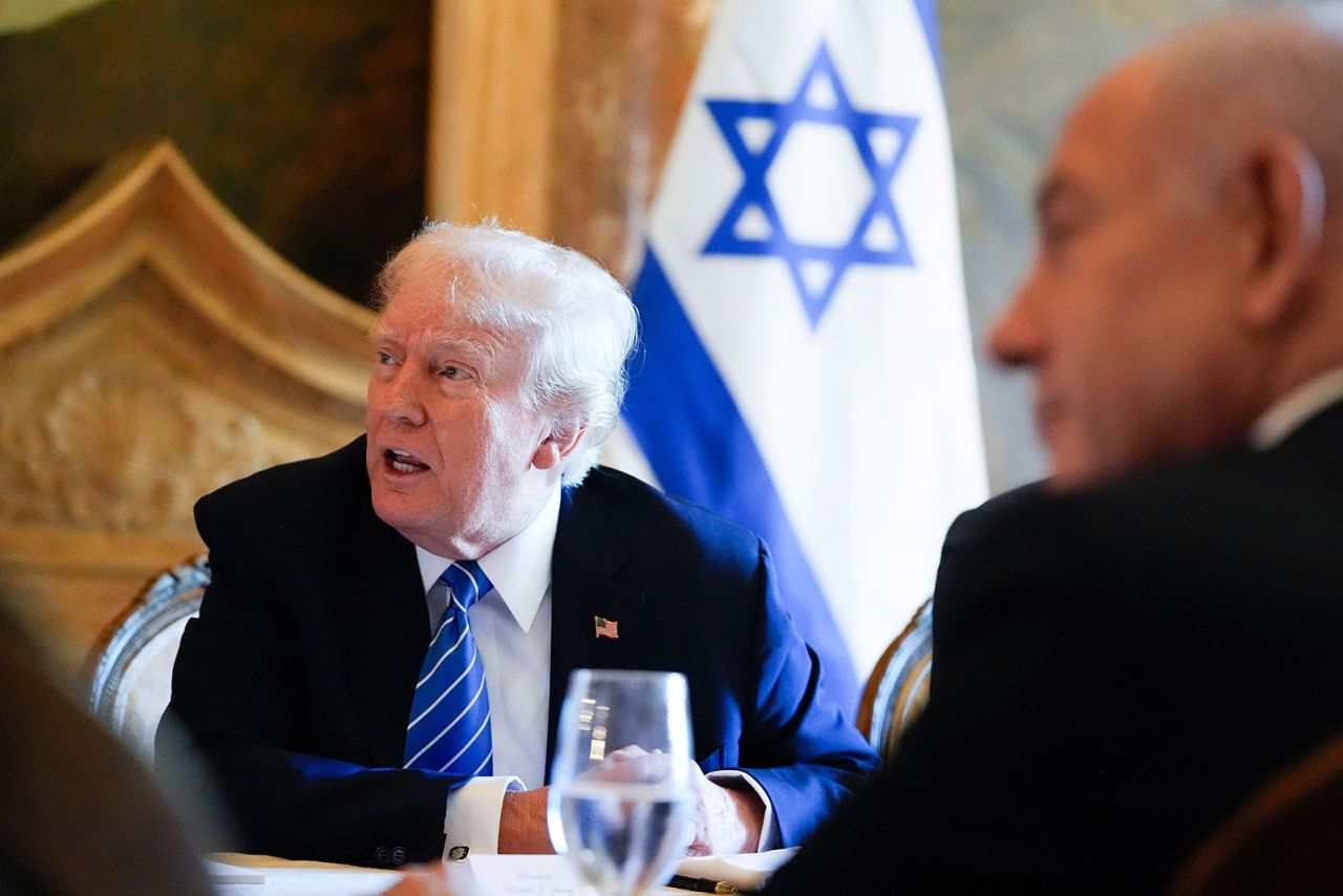 Kandidat presiden dari Partai Republik dan mantan Presiden Donald Trump bertemu dengan Perdana Menteri Israel Benjamin Netanyahu di perkebunan Trump Mar-a-Lago di Palm Beach, Florida pada tanggal 26 Juli.