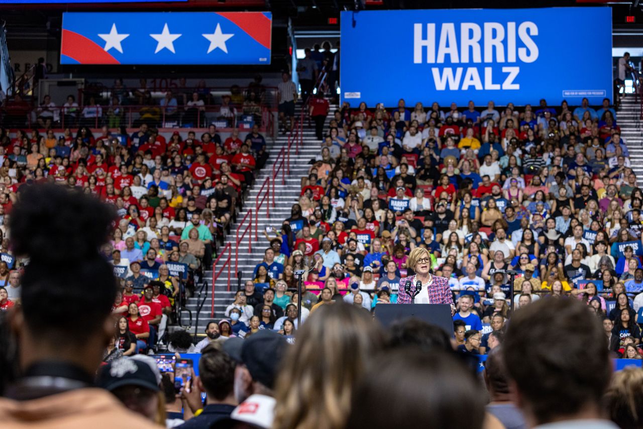 La représentante Susie Lee s'exprime lors d'un événement de campagne pour Harris et Walls à l'Université de Las Vegas le 10 août au Nevada.