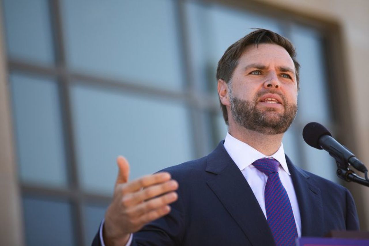 Calon wakil presiden dari Partai Republik Senator JD Vance berbicara selama konferensi pers pada tanggal 7 Agustus, di Shelby Township, Michigan. 