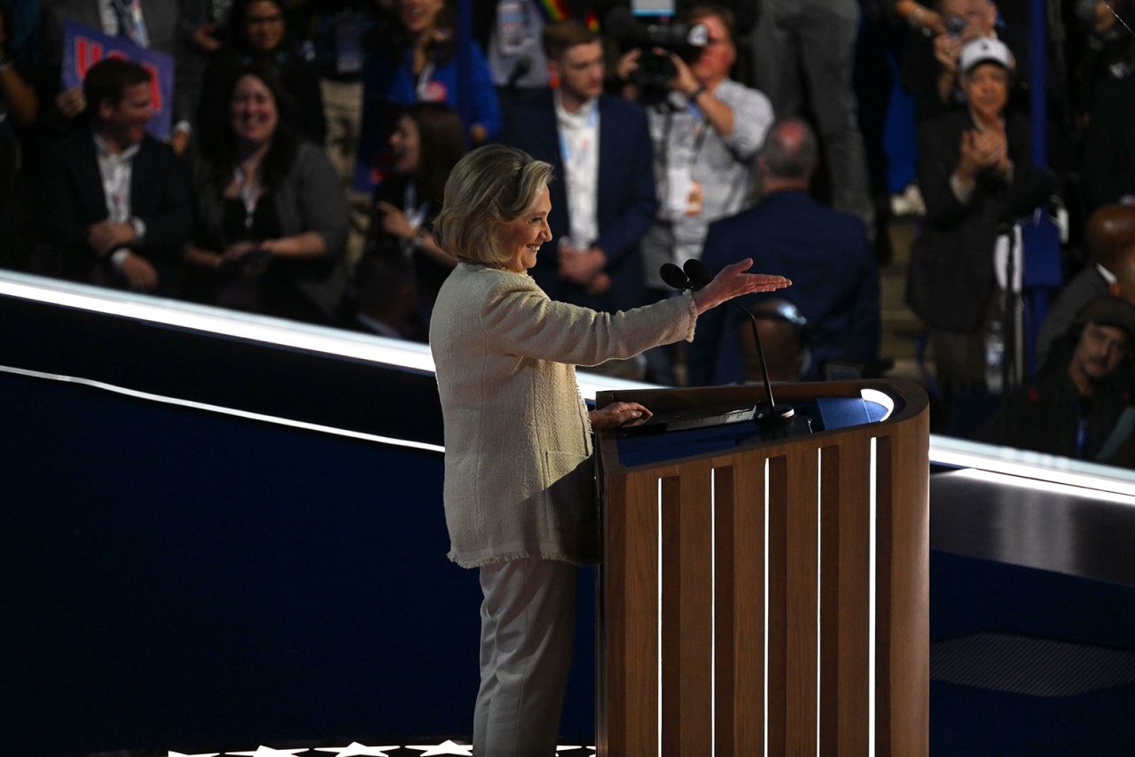 Hillary Clinton habla en el escenario durante la Convención Nacional Demócrata en Chicago, el 19 de agosto. (Austin Steele/CNN)