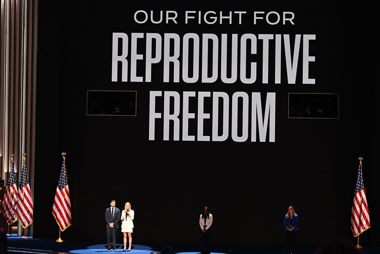 Josh Zurawsk y Amanda Zurawksi hablan sobre derechos reproductivos en el primer día de la Convención Nacional Demócrata en Chicago, el lunes 19 de agosto. (Bernadette Tuazon/CNN)