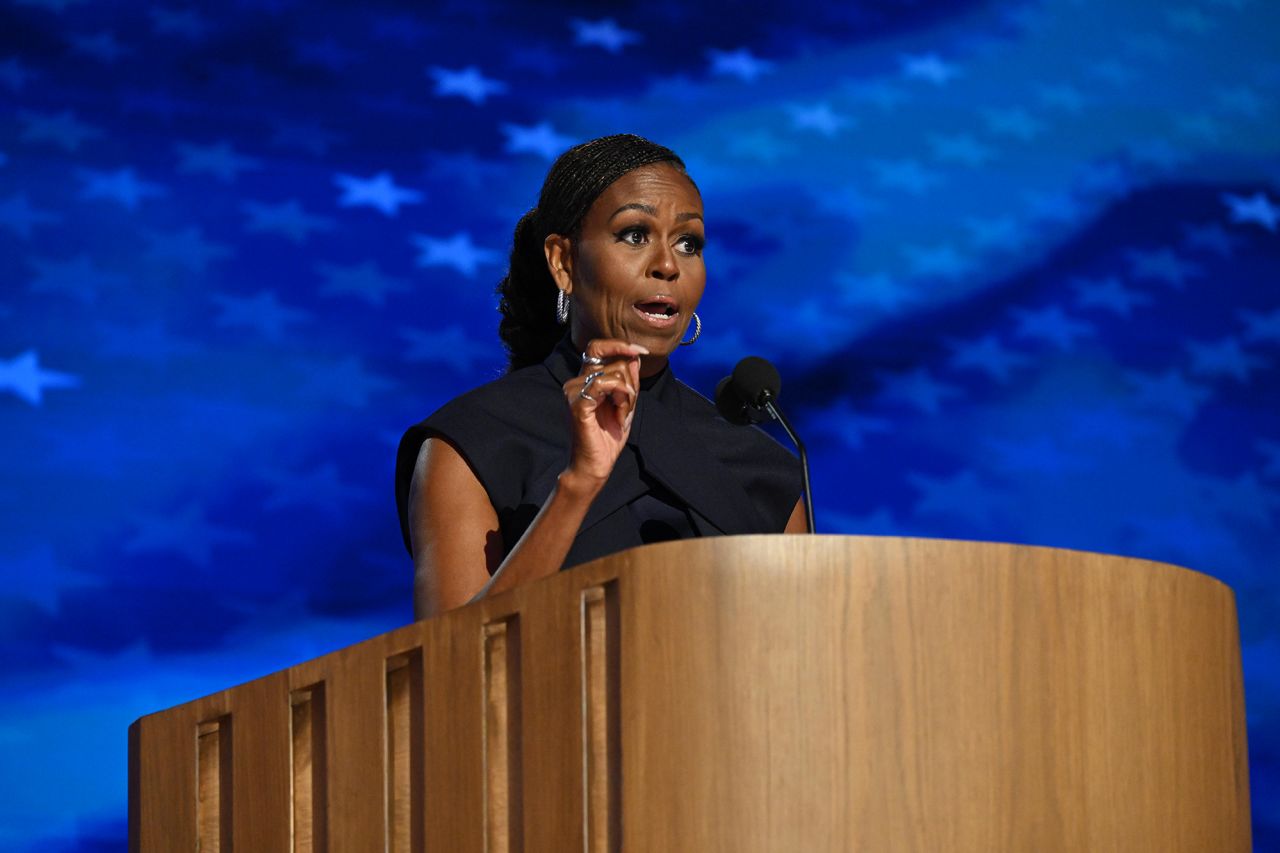 Michelle Obama przemawia w United Center podczas Narodowej Konwencji Demokratów 20 sierpnia w Chicago, Illinois.