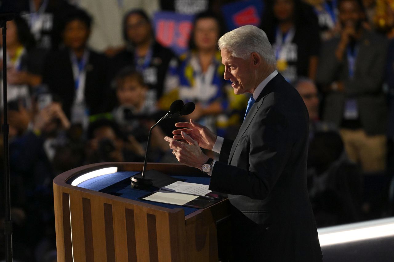 El expresidente Bill Clinton habla durante el Comité Nacional Demócrata el miércoles 21 de agosto en Chicago. (Austin Steele/CNN)