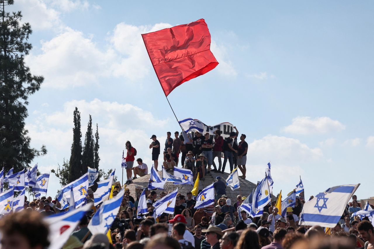 İsrail ile Hamas arasında devam eden çatışmalar nedeniyle Gazze'de rehin tutulanların derhal iade edilmesi çağrısında bulunan göstericiler, 1 Eylül'de Kudüs'teki Başbakanlık Ofisi önünde toplandı.