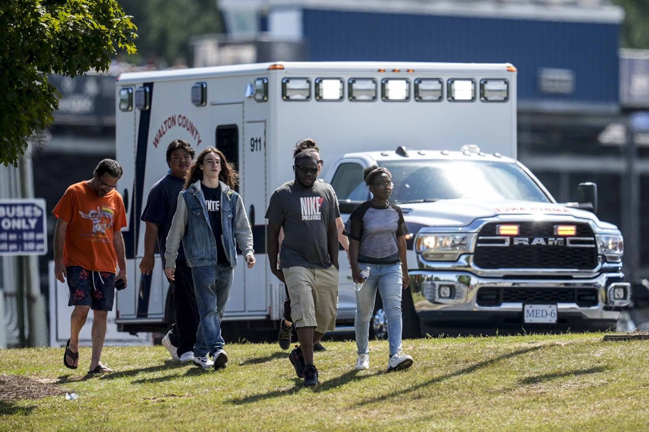 Los estudiantes y los padres salen del campus de la escuela secundaria Apalachee el 4 de septiembre en Winder, Georgia. (Mike Stewart/AP)