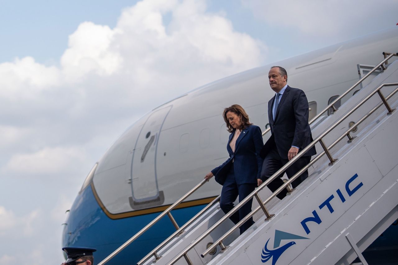 Wakil Presiden Kamala Harris dan suaminya, Doug Emhoff tiba di Bandara Internasional Philadelphia untuk acara kampanye di Liacouras Center di Temple University pada tanggal 6 Agustus di Philadelphia.