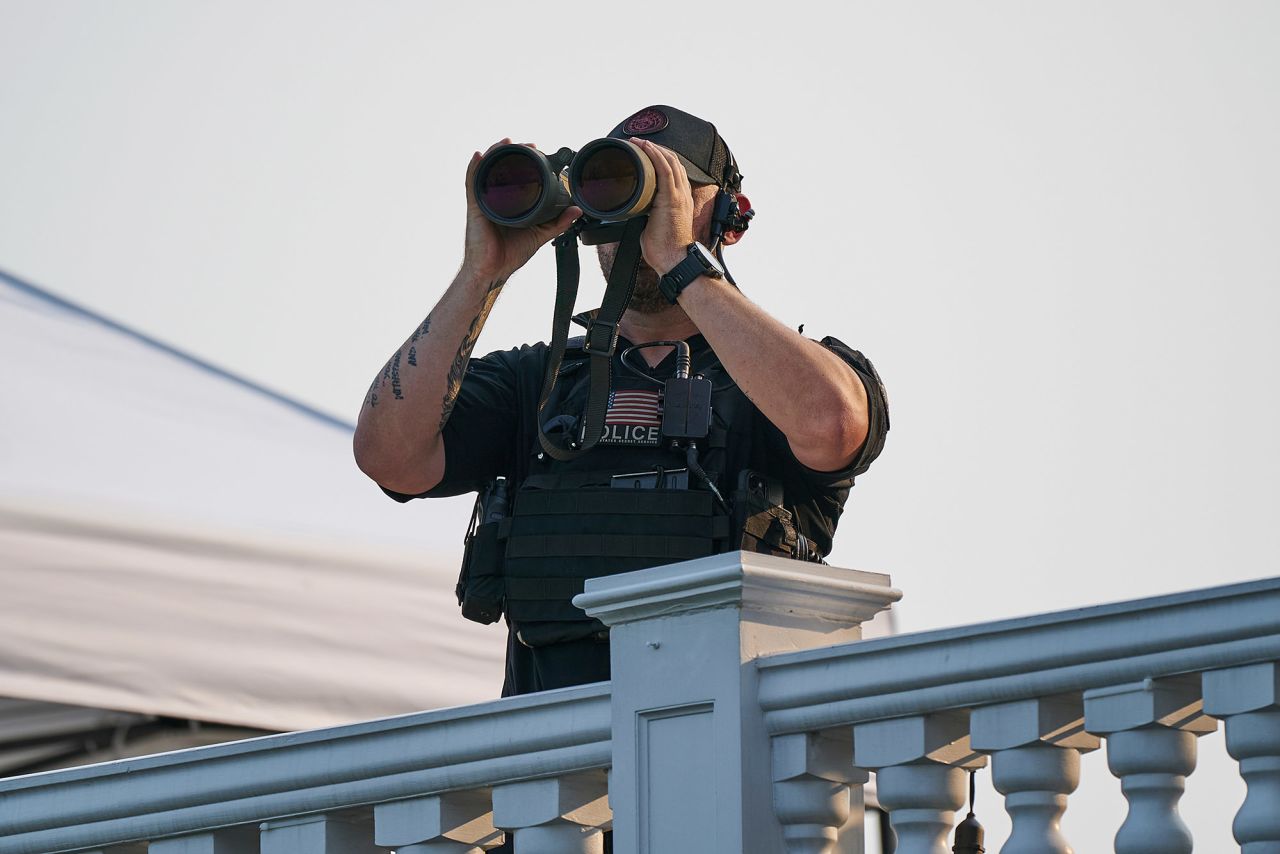 A Secret Service agent watches out during a news conference with former US President Donald Trump at Trump National Golf Club in Bedminster, New Jersey, on August 15.