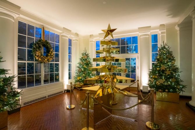 The first Christmas tree display featured on the White House tour is dedicated to Gold Star Families. This year’s Gold Star Tree exhibit is constructed of six oversized and stacked stars, representing all six branches of the military. Names of fallen service members are written on gold star ornaments on the four accompanying Christmas trees.