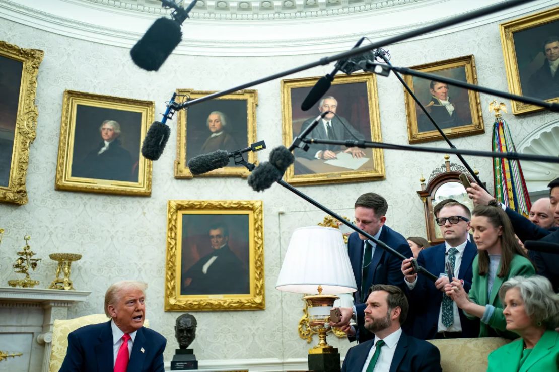 El presidente Donald Trump, a la izquierda, y el vicepresidente J.D. Vance, segundo desde la derecha, durante una reunión con Micheál Martin, primer ministro de Irlanda (no aparece en la imagen), en la Oficina Oval de la Casa Blanca en Washington, Estados Unidos, el miércoles 12 de marzo.
