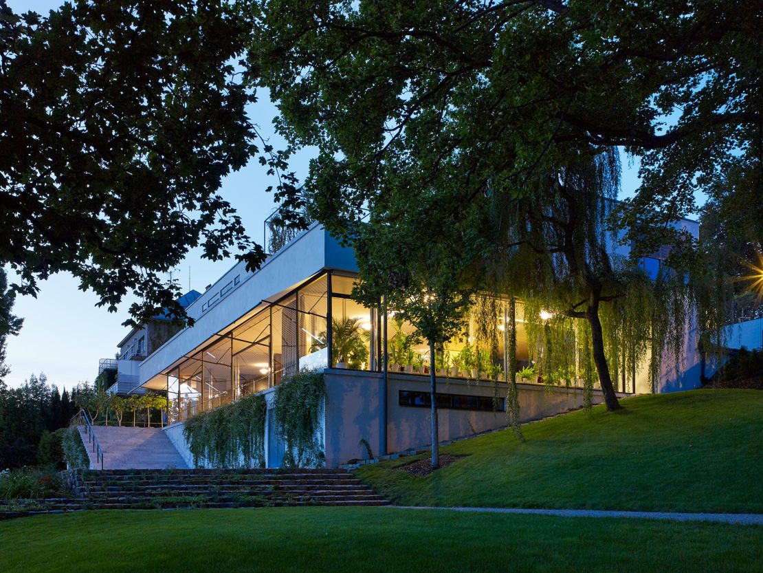 Van der Rohe put a garden in the villa to blur the lines between inside and outside.