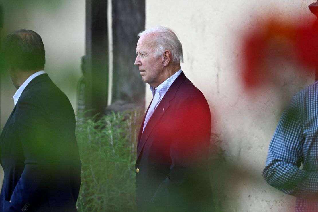 Presiden Joe Biden dan putranya Hunter Biden meninggalkan Gereja Katolik Old Mission Santa Ines setelah menghadiri misa di Solvang, California, pada 24 Agustus. 