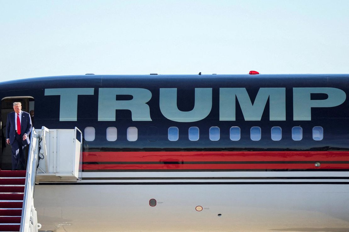 O presidente eleito Donald Trump chega à Base Conjunta Andrews, em Maryland, antes de se reunir com o presidente Joe Biden e membros do Congresso em Washington.