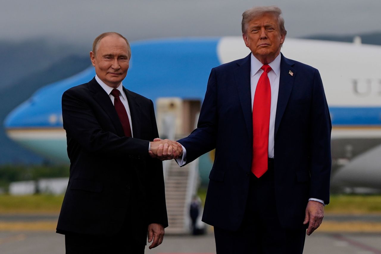 Путін потиснув руку Трампу після прибуття до Анкориджа.