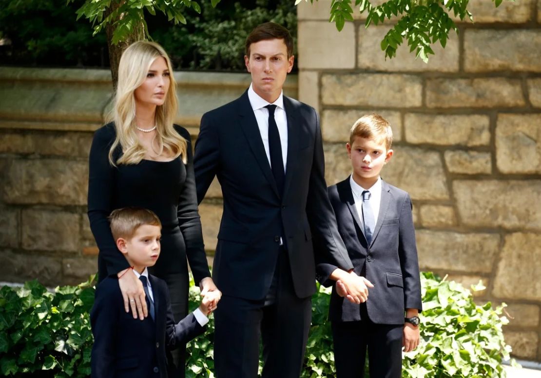 Ivanka Trump, Theo Kushner, Jared Kushner y Joseph Kushner asisten al funeral de Ivana Trump en la Iglesia Católica Romana St. Vincent Ferrer el 20 de julio de 2022 en la ciudad de Nueva York.