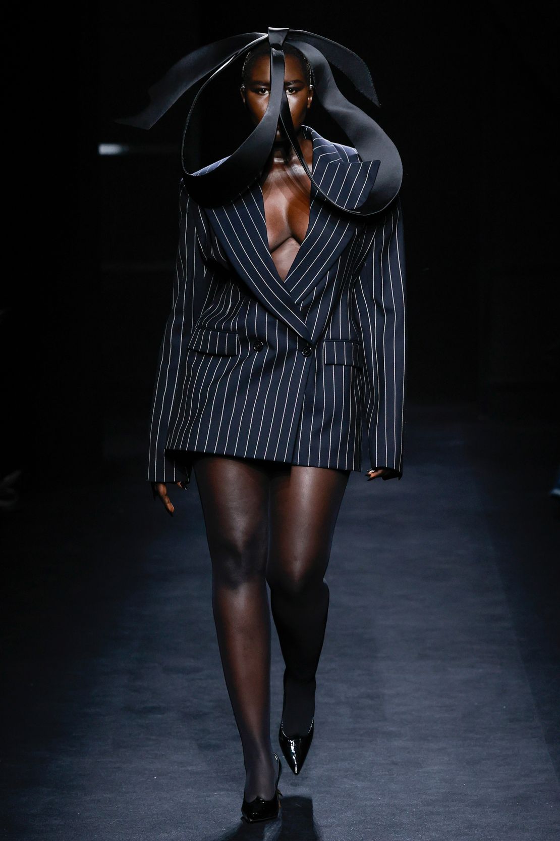 Anglo-American designer Harris Reed is at the helm of French house Nina Ricci. A look from the Fall-Winter 2024 runway.