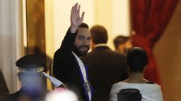 El presidente de El Salvador, Nayib Bukele, saluda a las afueras del Teatro Nacional en San Salvador.