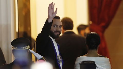 El presidente de El Salvador, Nayib Bukele, saluda a las afueras del Teatro Nacional en San Salvador.