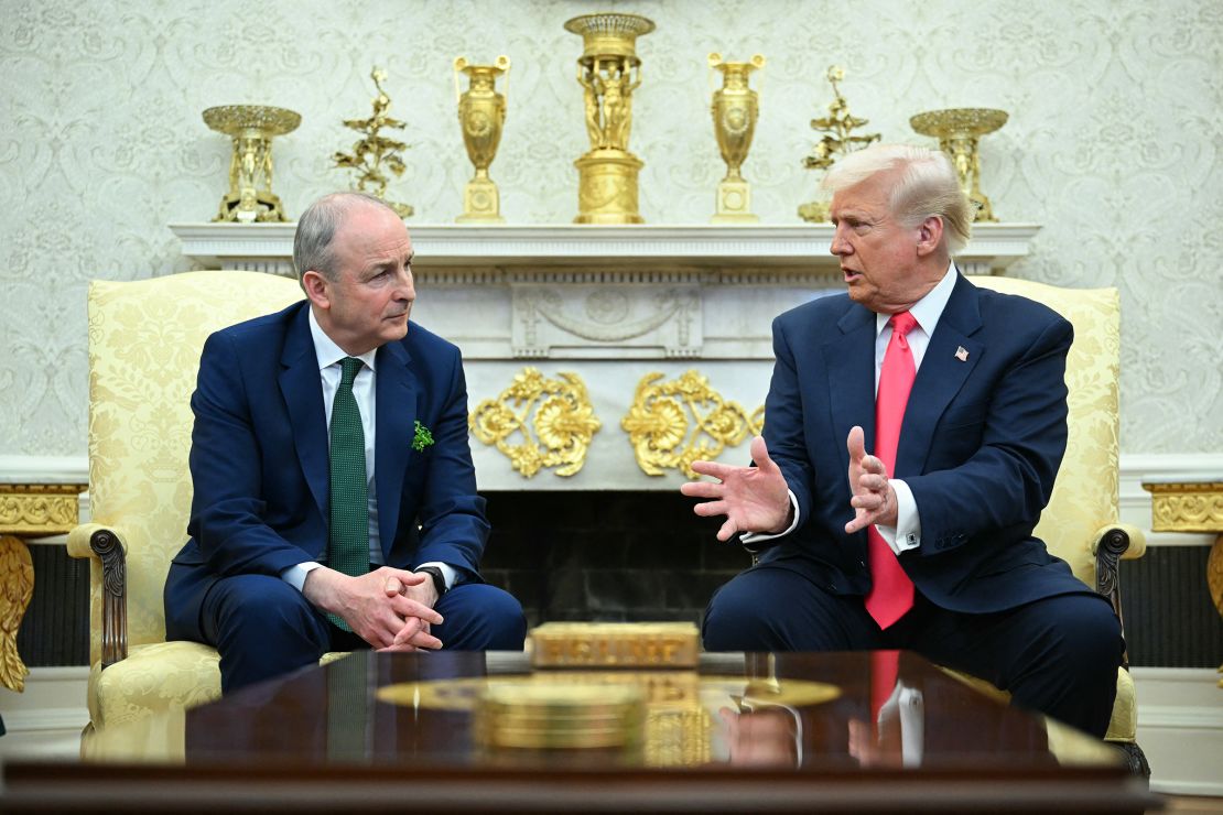 Trump se reúne com o irlandês Taoiseach Micheal Martin no Salão Oval. Atrás deles estão recentemente adicionados medalhões de ouro na lareira e as estatuetas de ouro vermeil no manto.