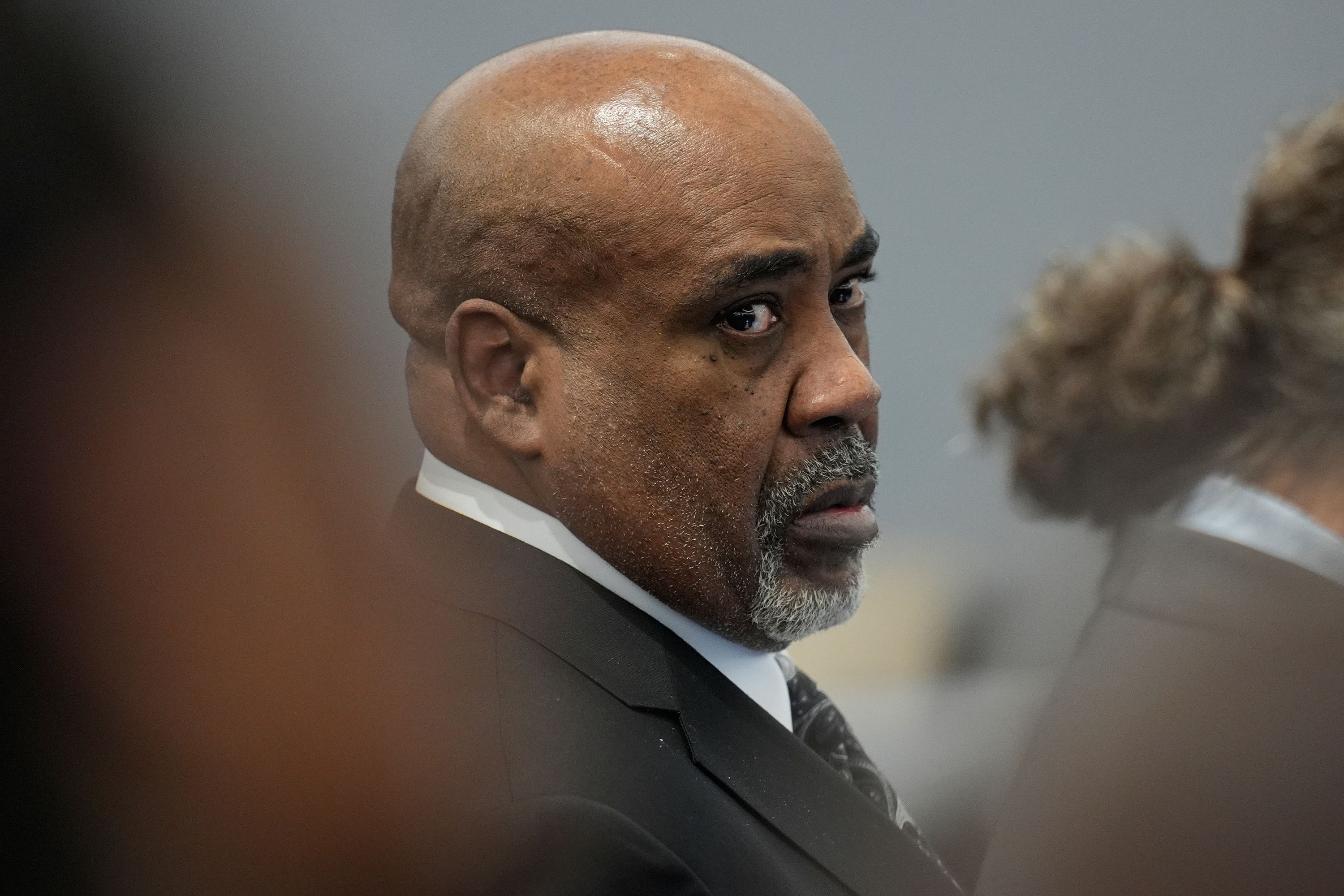 Duane Keith Davis é visto no tribunal durante seu julgamento por assassinato em Las Vegas, na terça-feira, 18 de agosto. Davis, também conhecido como "Keffe D", é acusado de orquestrar o assassinato do rapper Tupac Shakur em 1996, em um ataque a tiros de dentro de um carro em movimento. Embora a promotoria não alegue que Davis tenha disparado a arma, argumenta que ele planejou o ataque e forneceu a arma. Ele se declarou inocente da acusação de homicídio em primeiro grau com arma letal, com a intenção de promover, fomentar ou auxiliar uma gangue criminosa.