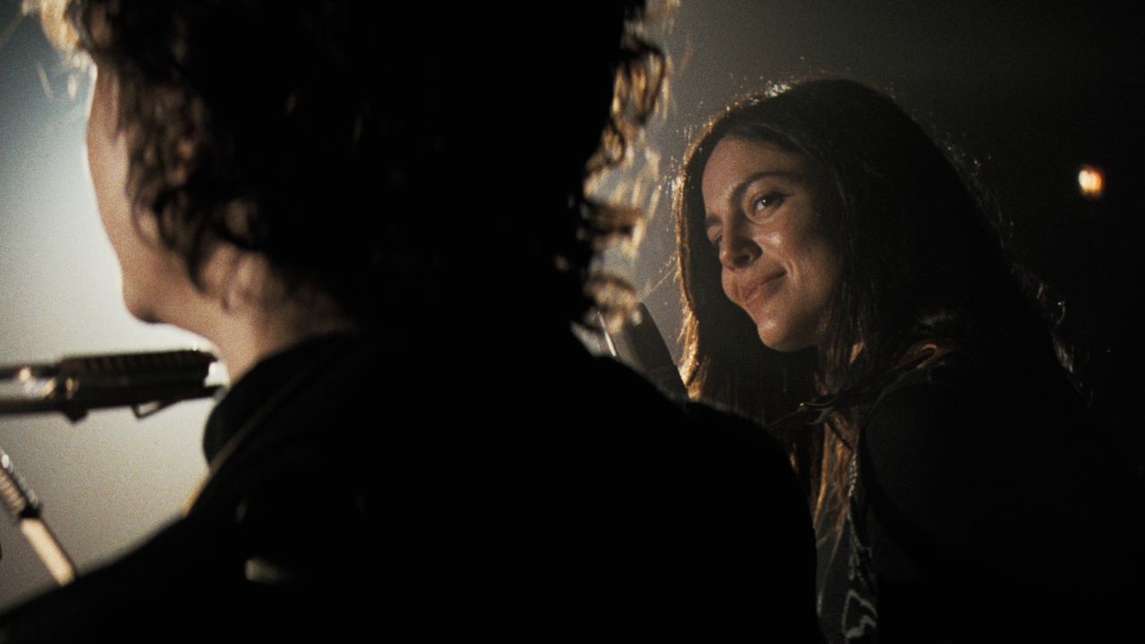 Timothée Chalamet and Monica Barbaro in A COMPLETE UNKNOWN. Photo Courtesy of Searchlight Pictures. © 2024 Searchlight Pictures All Rights Reserved.

