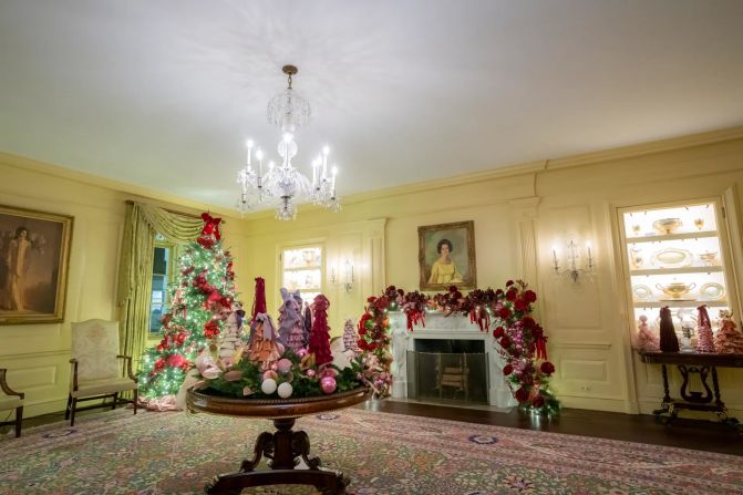 The decor of the Vermeil Room is devoted to floral displays. The walls of this room feature portraits of first ladies, including Mamie Eisenhower, Claudia “Lady Bird” Johnson, and Jacqueline Kennedy.