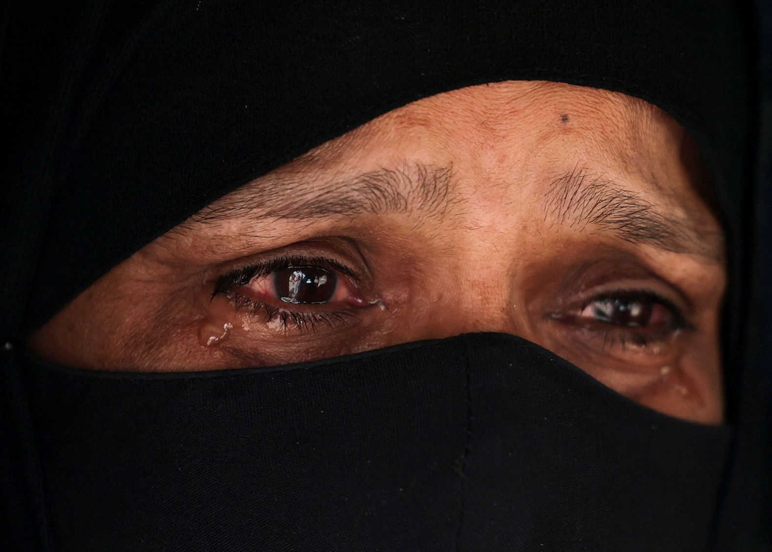 A woman cries next to the Attari-Wagah border crossing near Amritsar, India, on Tuesday, April 29. India suspended visa services to Pakistan nationals "with immediate effect" following a <a href="https://www.cnn.com/2025/04/24/india/pahalgam-india-pakistan-attack-explainer-intl-hnk/index.html">deadly militant attack</a> in Indian-administered Kashmir.