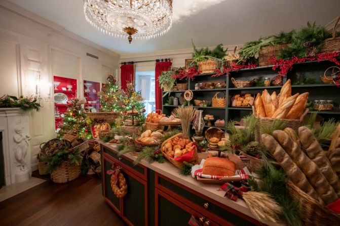 This China Room features a baker’s bench and artisanal breads. The room holds tableware used by past presidential families.