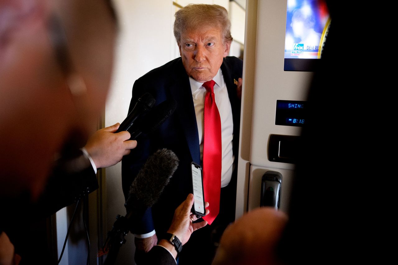 Трамп відповідає на запитання журналістів на борту літака Air Force One під час польоту до Анкориджа.