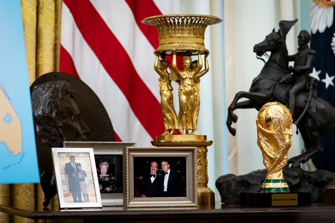 Uma fotografia do presidente dos EUA, Donald Trump, e seu pai, Fred Trump, ao lado da Copa do Mundo da FIFA em uma mesa atrás da mesa resoluta no Salão Oval da Casa Branca em Washington, DC, na quinta -feira, 6 de março.