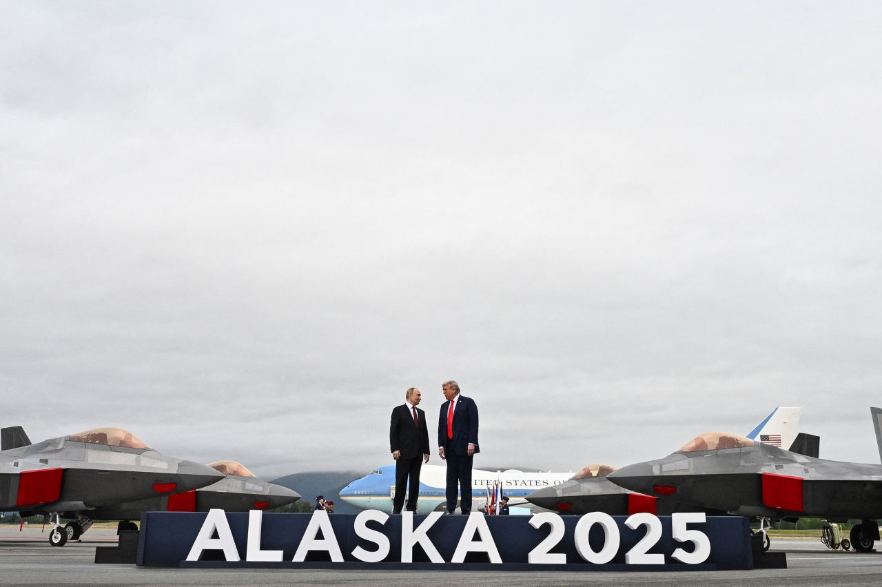 Путін і Трамп розмовляють під час фотосесії на спільній базі Елмендорф-Річардсон після прибуття до Анкориджа.
