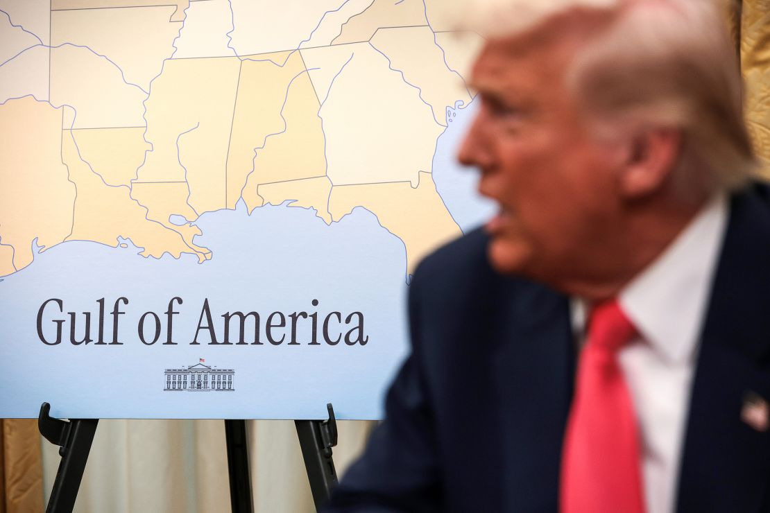 Um mapa do Golfo da América é visto como o presidente Donald Trump fala antes de assinar ordens executivas no Salão Oval da Casa Branca em 6 de março, em Washington, DC.