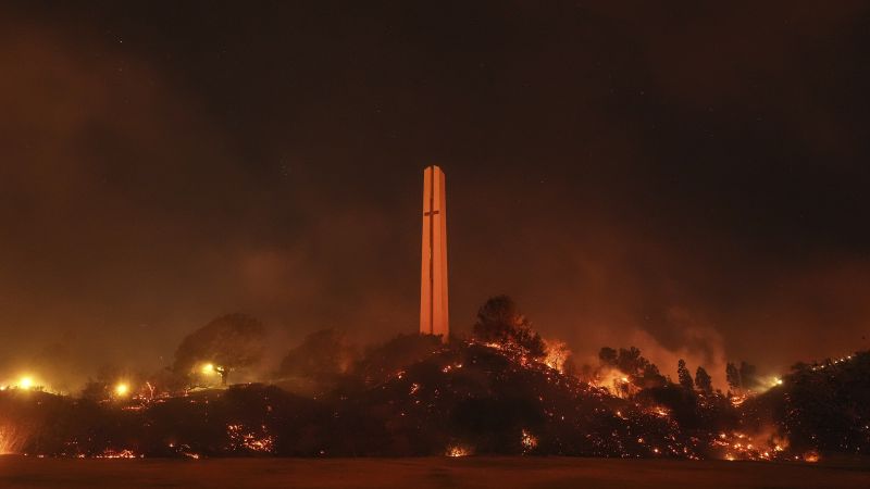 Why Pepperdine doesn’t evacuate students, even when flames are close to campus