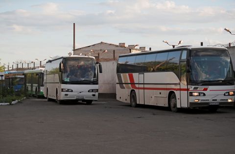 Los autobuses que transportan a miembros del servicio de las fuerzas ucranianas llegan escoltados por militares prorrusos a un centro de detención en el asentamiento de Olenivka en la región de Donetsk, Ucrania, el 17 de mayo.