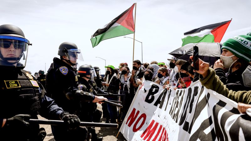 फिलिस्तीन समर्थक प्रदर्शनकारियों ने गाजा युद्ध में इजरायल के लिए अमेरिकी समर्थन का विरोध करते हुए गोल्डन गेट, ओ'हारे हवाई अड्डे पर यातायात बाधित किया।