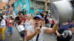 Residents bang pots to protest the day after the presidential election in Caracas, Venezuela, Monday, July 29, 2024. (AP Photo/Cristian Hernandez)