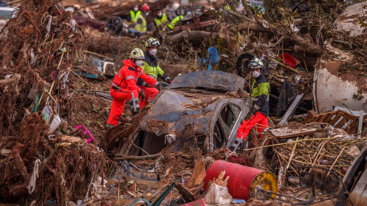 Emergency workers remove damaged cars in Catarroja on Sunday, November 3.