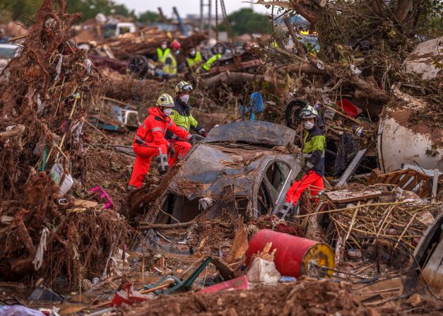 Emergency workers remove damaged cars in Catarroja on Sunday, November 3.