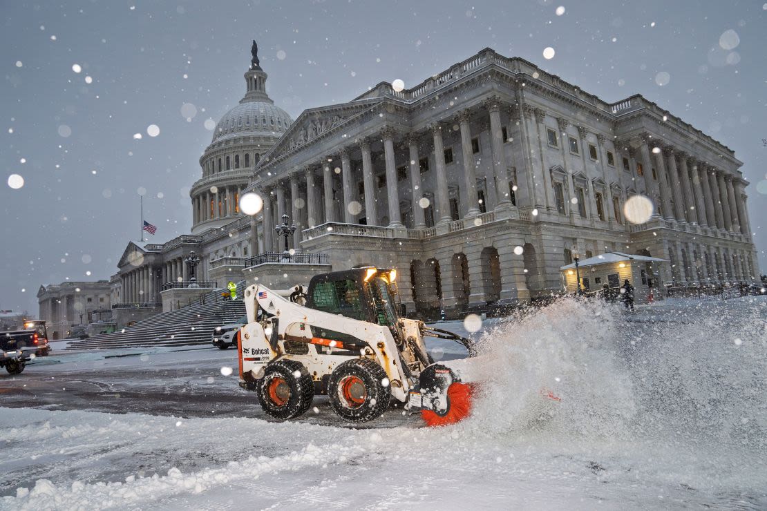 Los trabajadores despejan la plaza del Capitolio mientras cae nieve antes de una sesión conjunta del Congreso para certificar los votos del Colegio Electoral en las elecciones presidenciales, en Washington, el lunes.