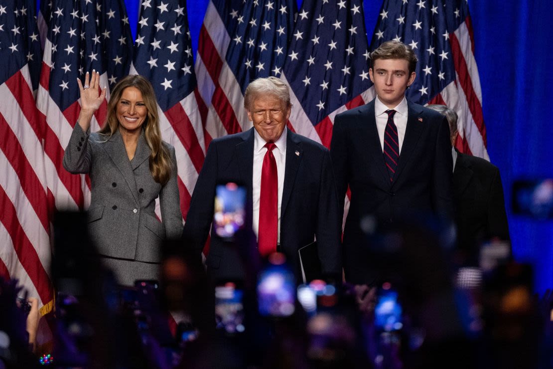 Donald Trump aparece con su esposa Melania y su hijo Barron en su fiesta de observación de la noche electoral, en West Palm Beach, Florida.