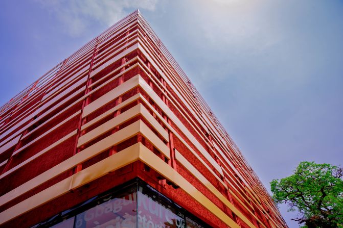 The exterior design takes various inspirations from Yoruba mythology and urbanism, with the main building “growing” from the ground to reach up towards the Yoruba gods (Òrìshàs) of the spirit world.