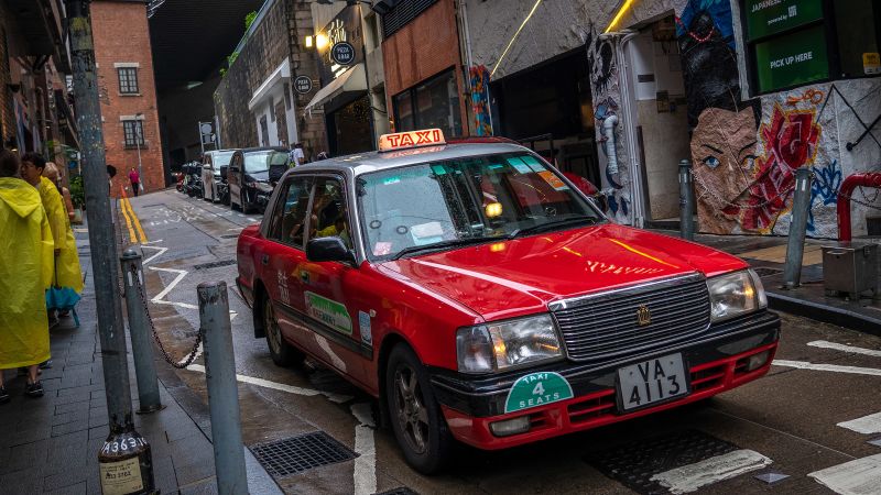 Бдителни таксиджии от Хонконг се подложиха на прикритие, за да хванат нелегални шофьори на Uber. Имаше обратен ефект